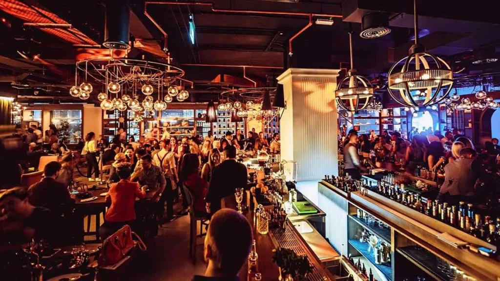 5 Best Bars in Dubai to Enjoy a Drink While Watching the Crowd
